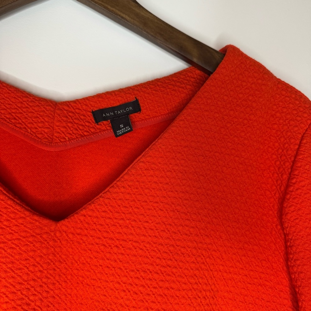 Small Ann Taylor Bold Orange Red Textured V-Neck Top Office Work Business Casual - Picture 3 of 9
